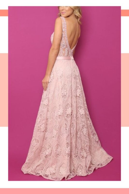 vestido de noiva rosa com detalhes
