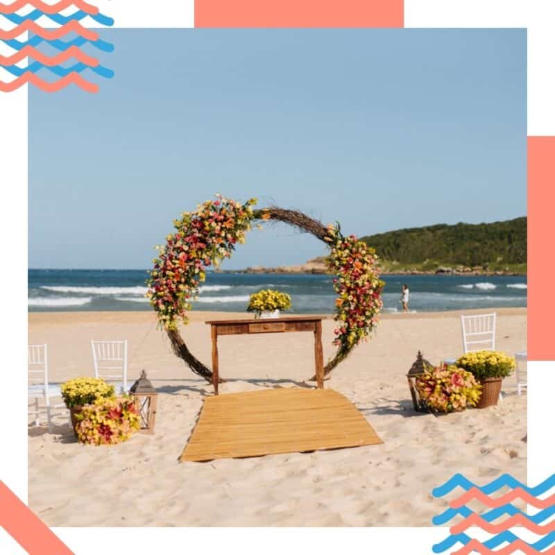 decoração arco com flores casamento praia