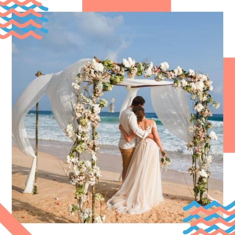 decoração de casamento na praia altar com flores brancas