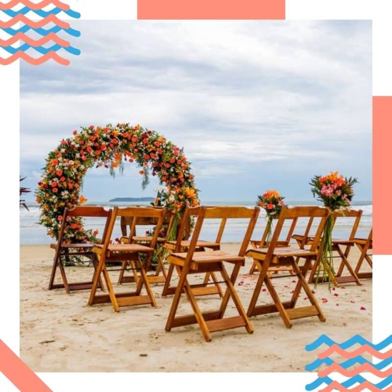 decoração de casamento na praia altar florido