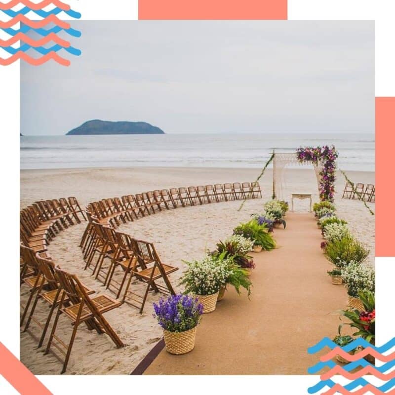 decoração de casamento na praia arco de cadeiras