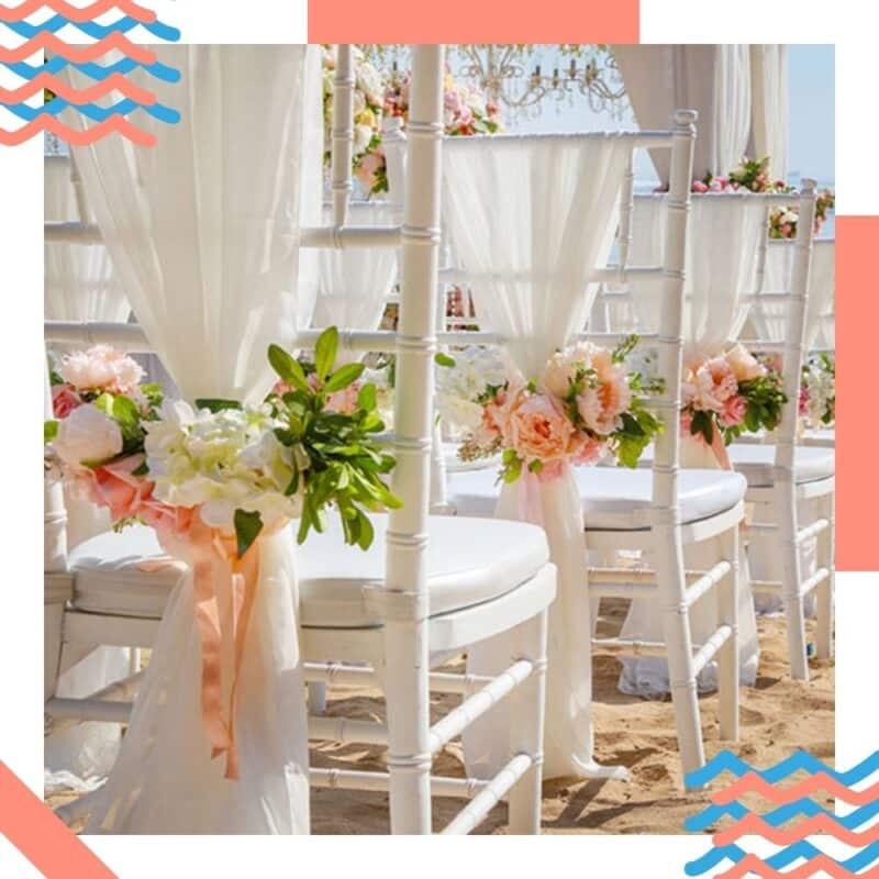 decoração de casamento na praia cadeiras brancas com flores