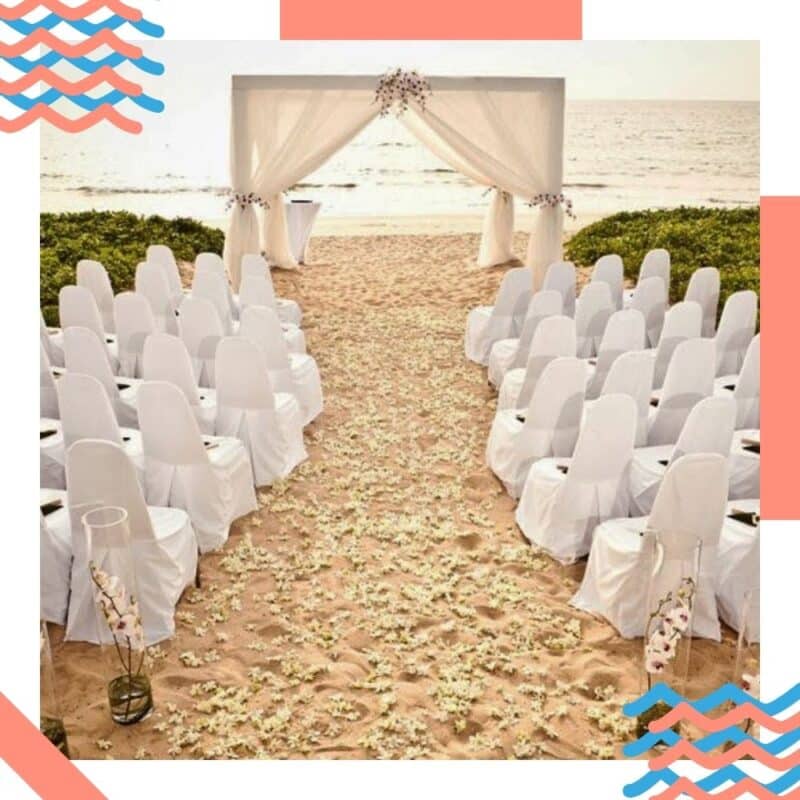decoração de casamento na praia cadeiras e altar branco
