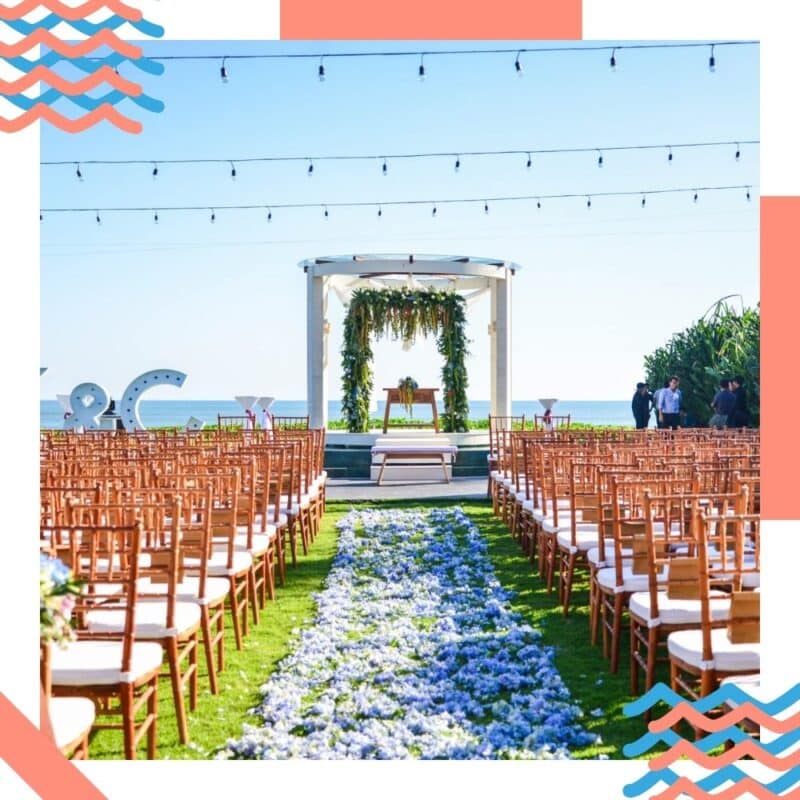 decoração de casamento na praia cadeiras e grama