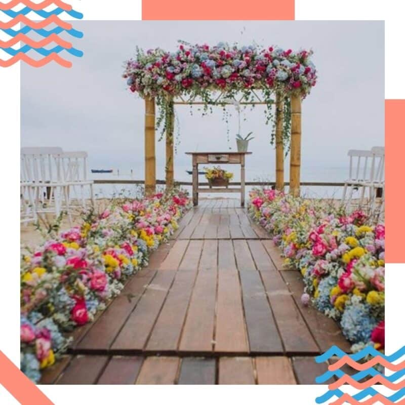 decoração de casamento na praia com flores coloridas