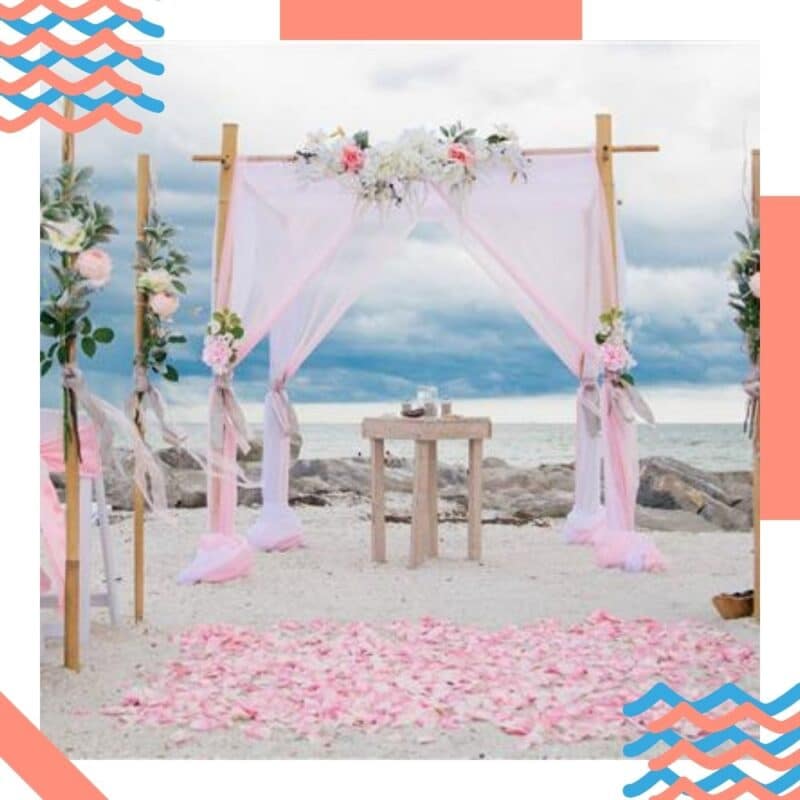 decoração de casamento na praia com pétalas rosas