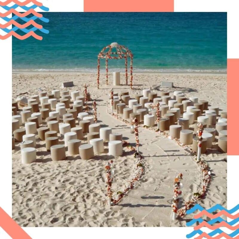 decoração de casamento na praia com pufs