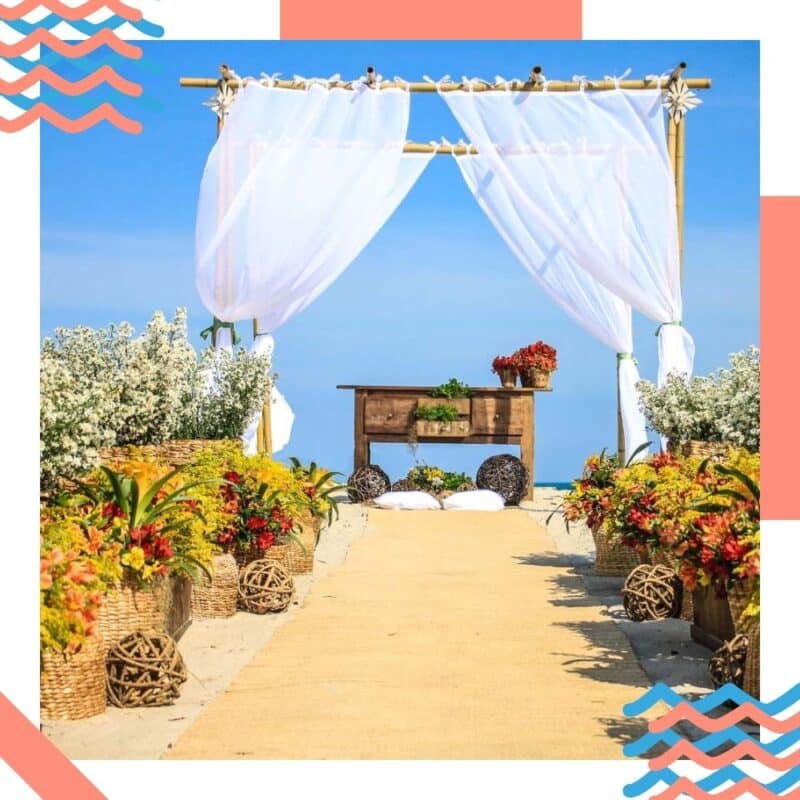 decoração de casamento na praia cortinas brancas e flores