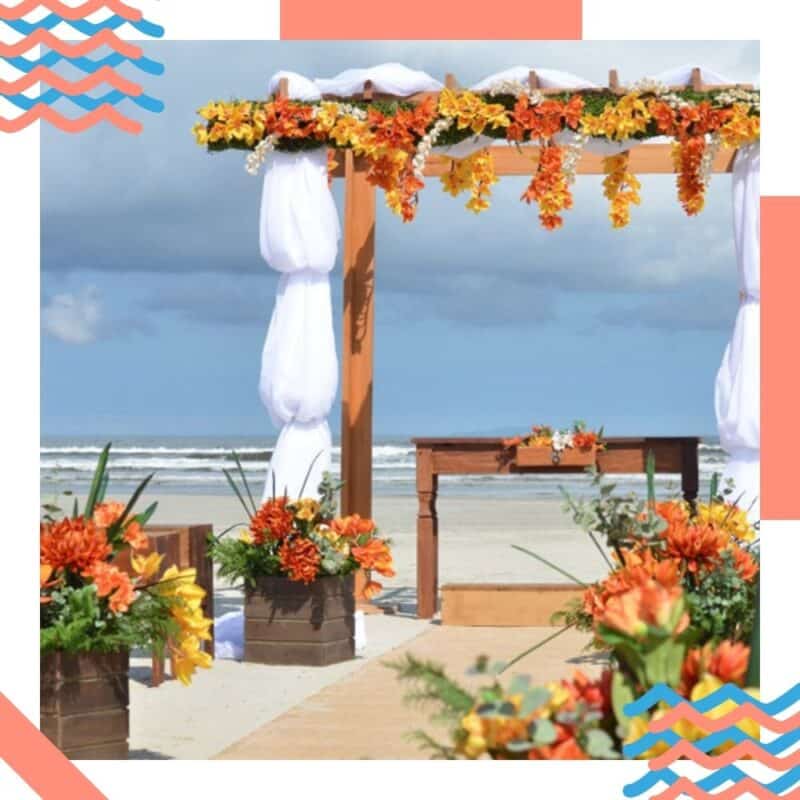 decoração de casamento na praia flores tropicais