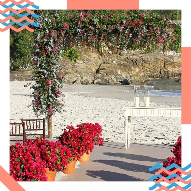 decoração de casamento na praia flores vermelhas