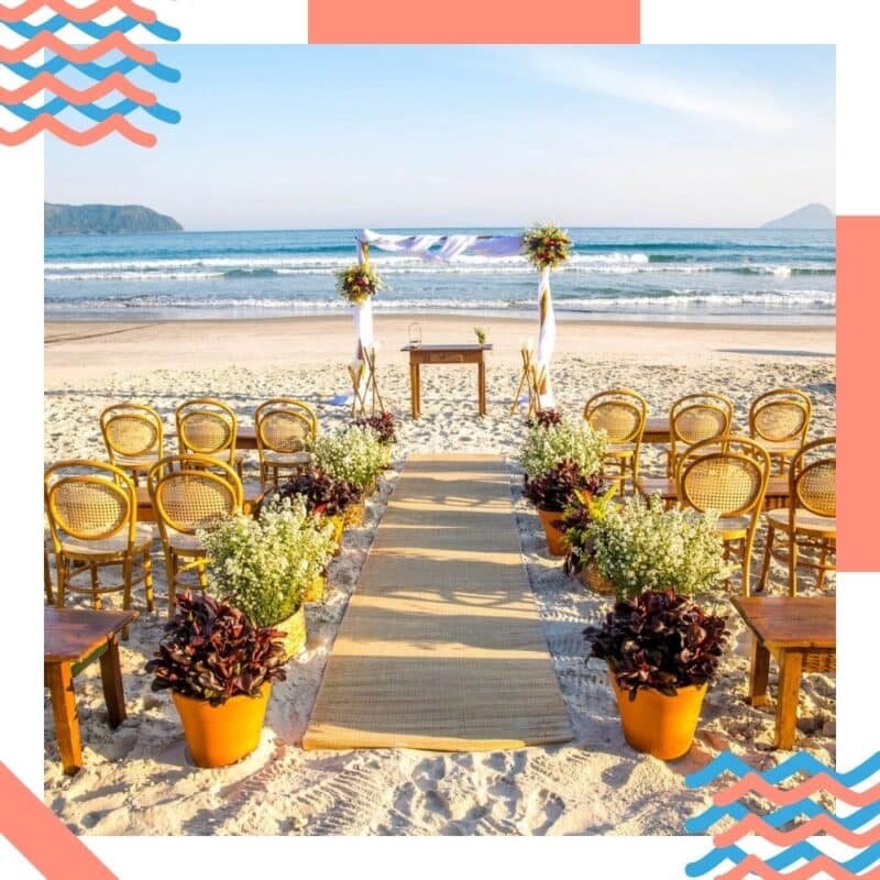 decoração de casamento na praia vasos grandes e cadeiras