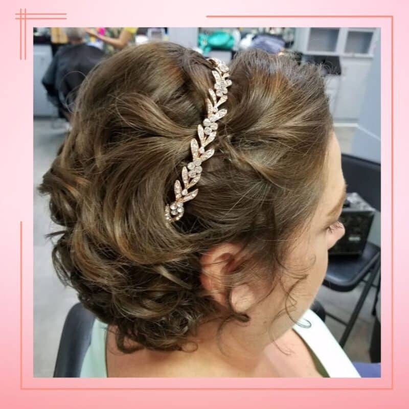 penteado para mãe da noiva com tiara