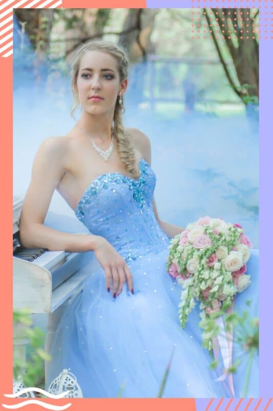 noiva com vestido azul e buque