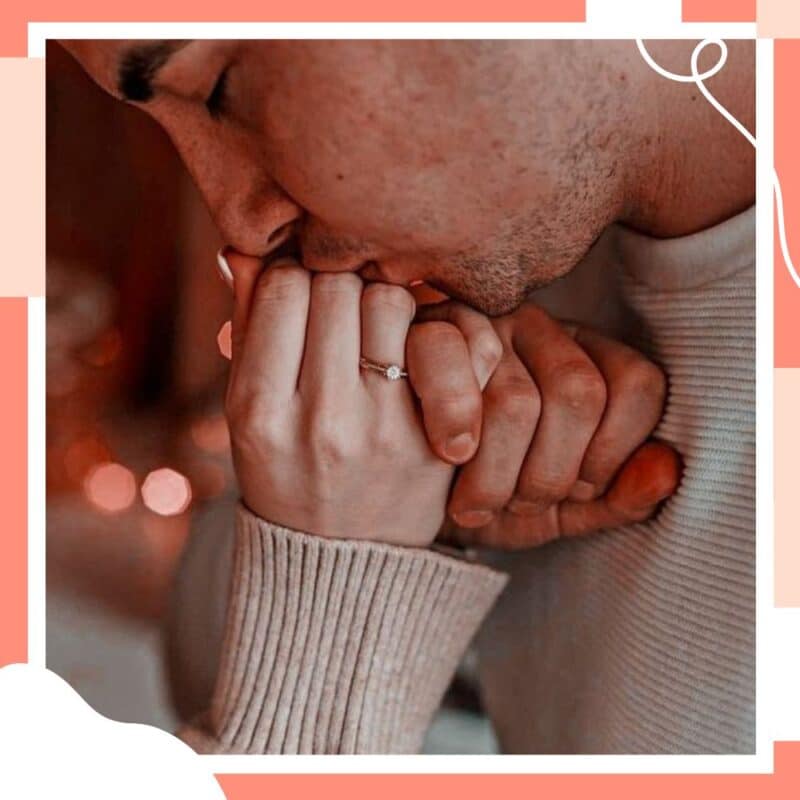 foto de casal com aliança homem beijando a mão da esposa