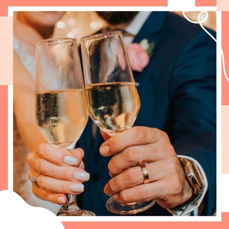 fotos de casal com aliança e taça de champagne