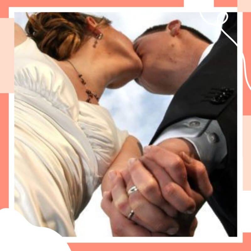 fotos de casal com aliança mãos dadas no casamento