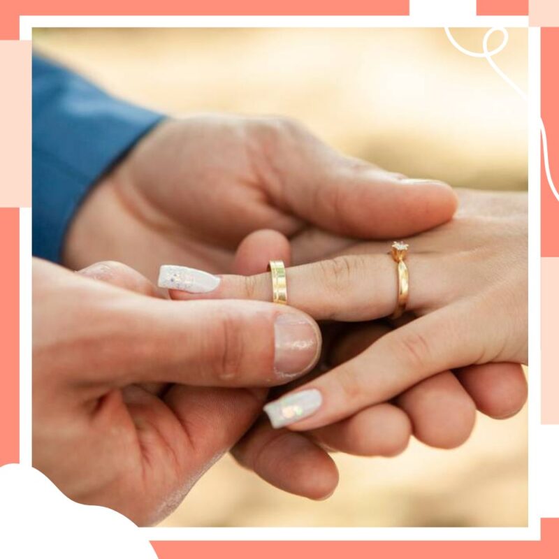 fotos de casal com aliança marido colocando aliança no dedo da mulher
