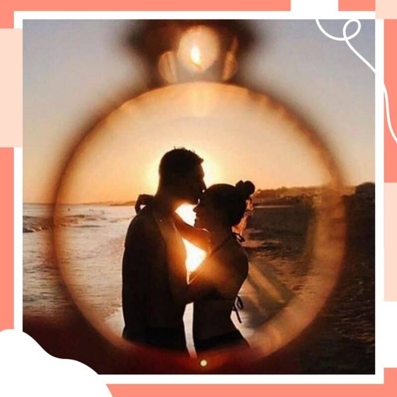 fotos de casal com aliança na praia ao por do sol