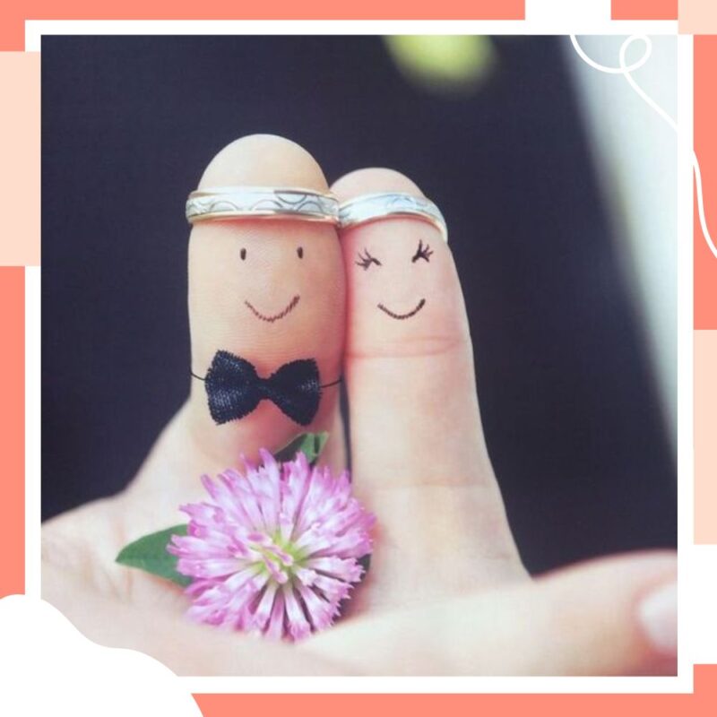 fotos de casal com aliança nos dedos polegares