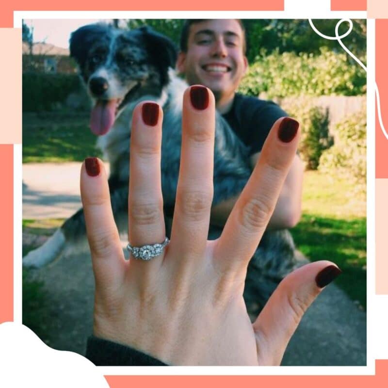fotos de casal com anel de noivado e dog