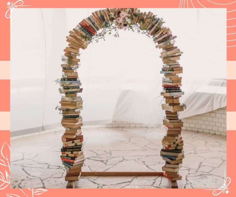 ideias para casamento altar de livros