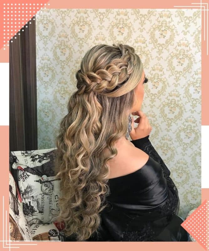 penteado em cabelo cacheado longo loiro para madrinha de casamento