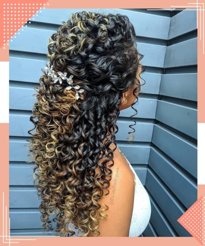 penteado lindo em cabelo cacheado para madrinha