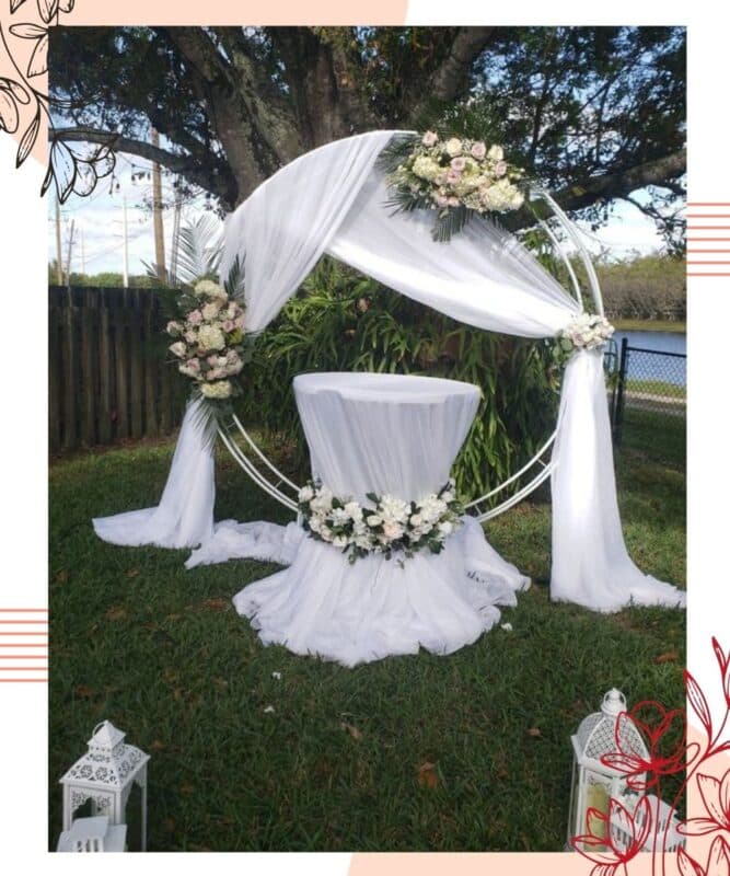 arco de flores para casamento redondo branco com tecido