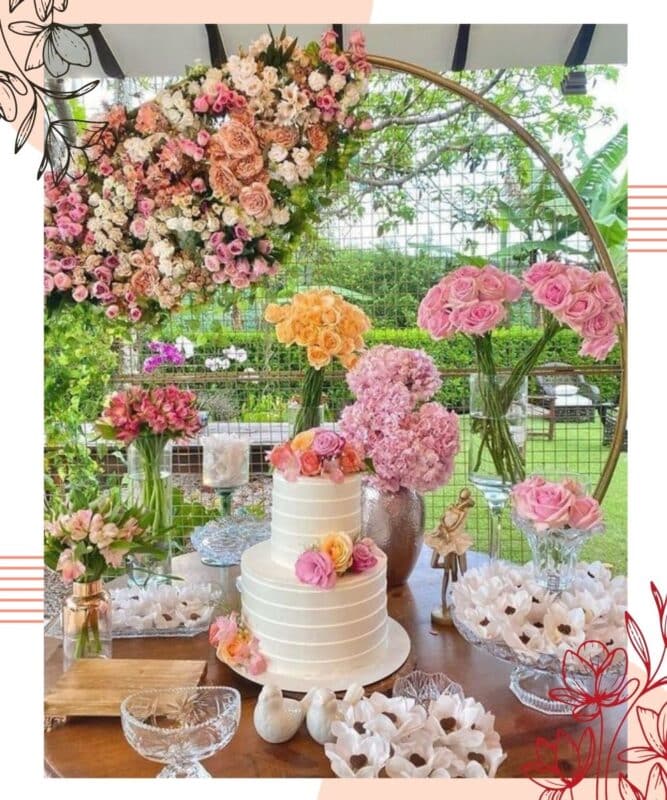 arco de flores rosa para mesa de doces no casamento