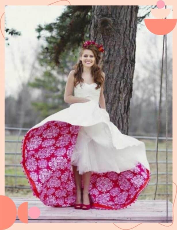 vestido de noiva colorido branco e flores pink