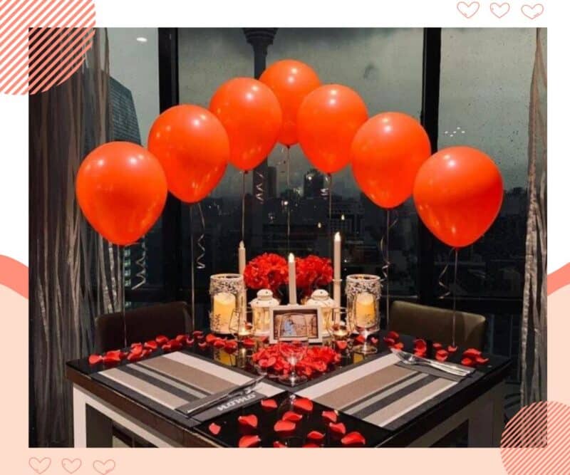 jantar romantico com balões vermelhos