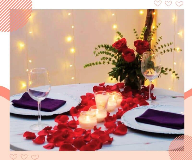 jantar romantico para casal com petalas de rosas e vela