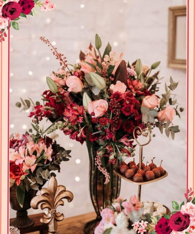 flores na mesa de doces casamento marsala