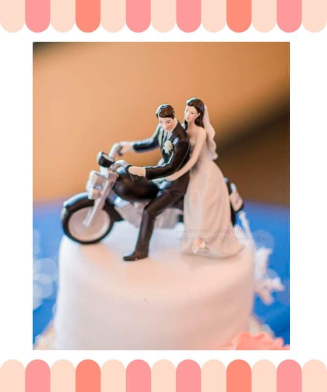 topo de bolo de casamento noivos e moto
