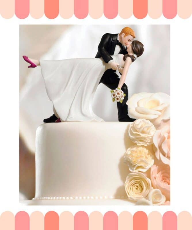 topo de bolo de casamento noivos se beijando