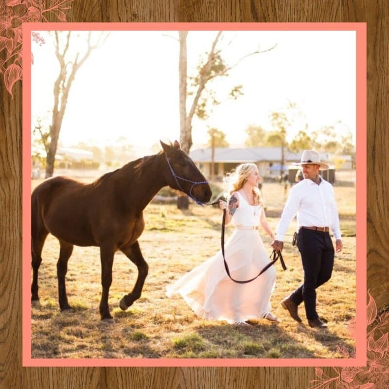 foto dos noivos andando com cavalo
