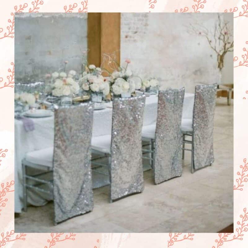 mesa de jantar com cadeiras prateadas para bodas de prata
