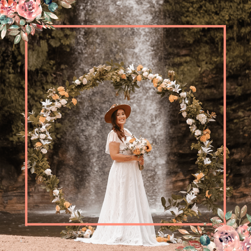 arco de flores em casamento na cachoeira