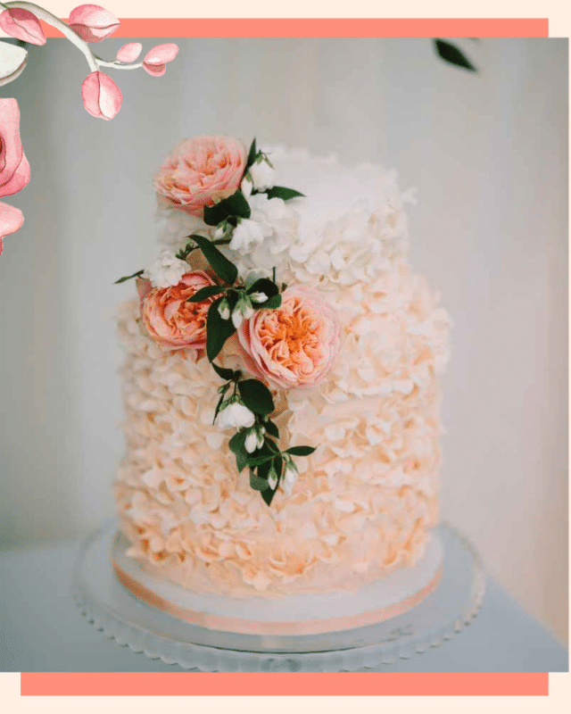 bolo peach fuzz casamento com flores