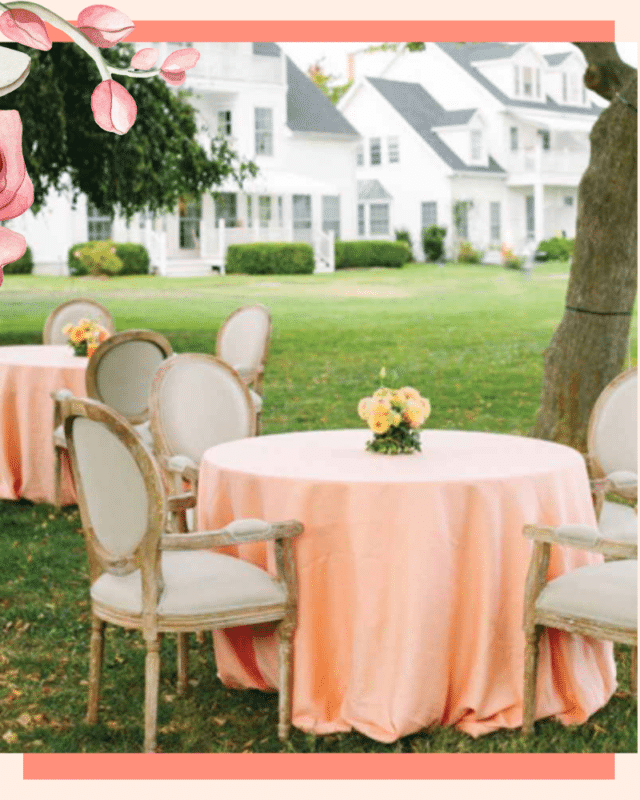 mesa redonda peach fuzz casamento ao ar livre