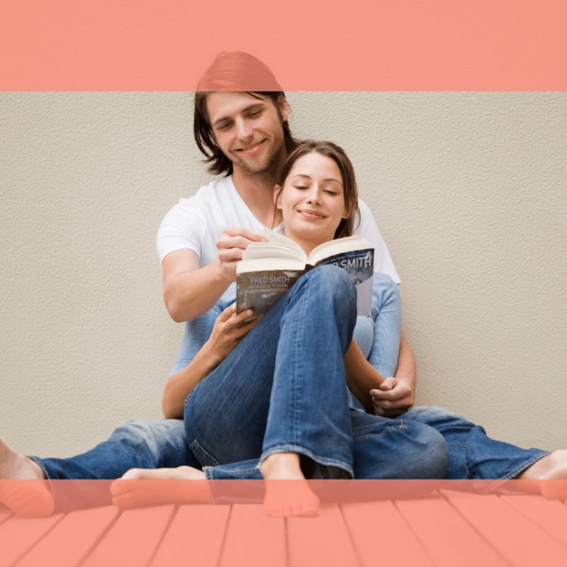 homem e mulher lendo