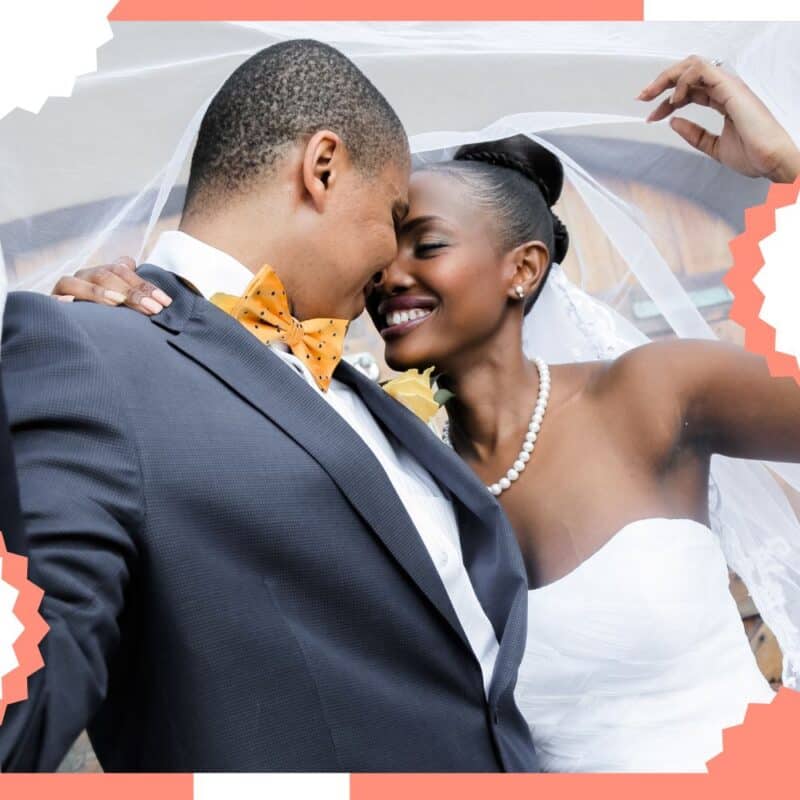 casal de noivos sorrindo felizes após casamento