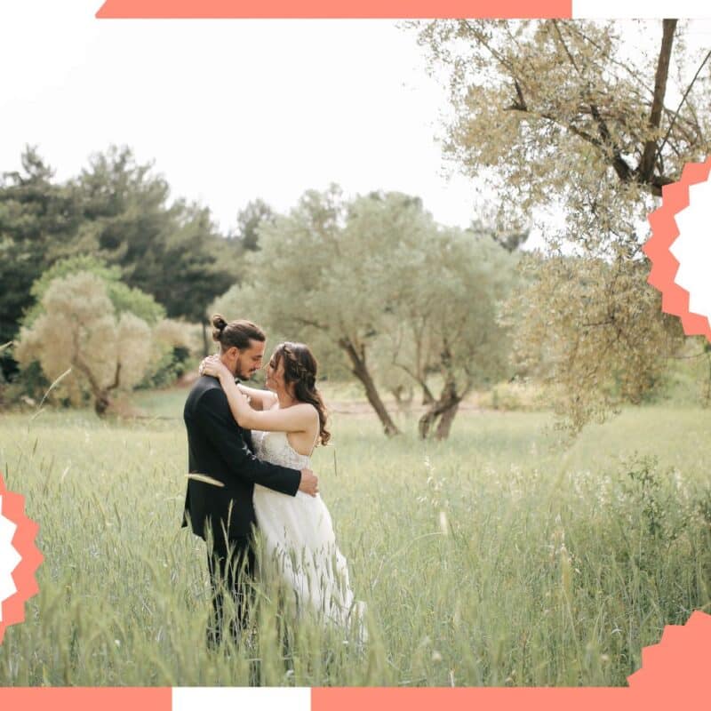 casal se abraçando casamento ao ar livre