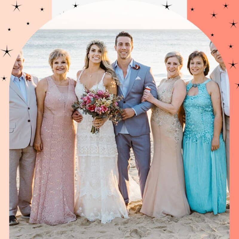 casamento na praia noivos com familiares