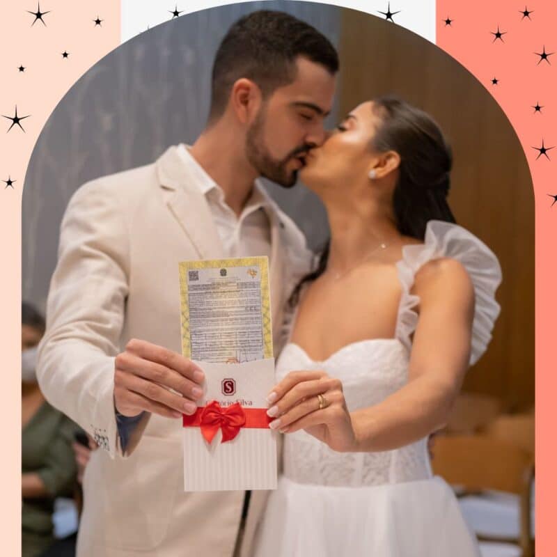 noivos segurando certidão de casamento