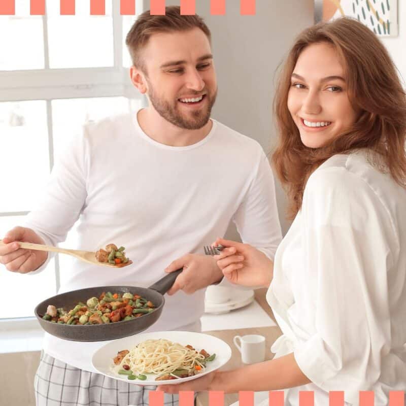 homem e mulher segurando macarrão e molho